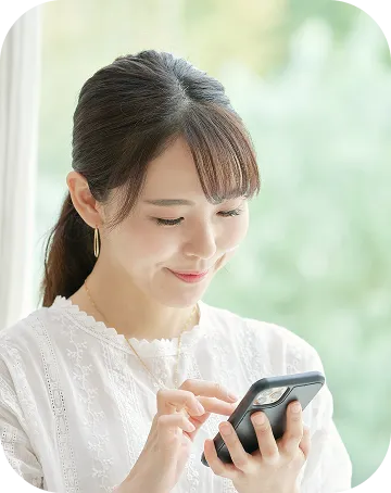 スマートフォンを操作する笑顔の女性